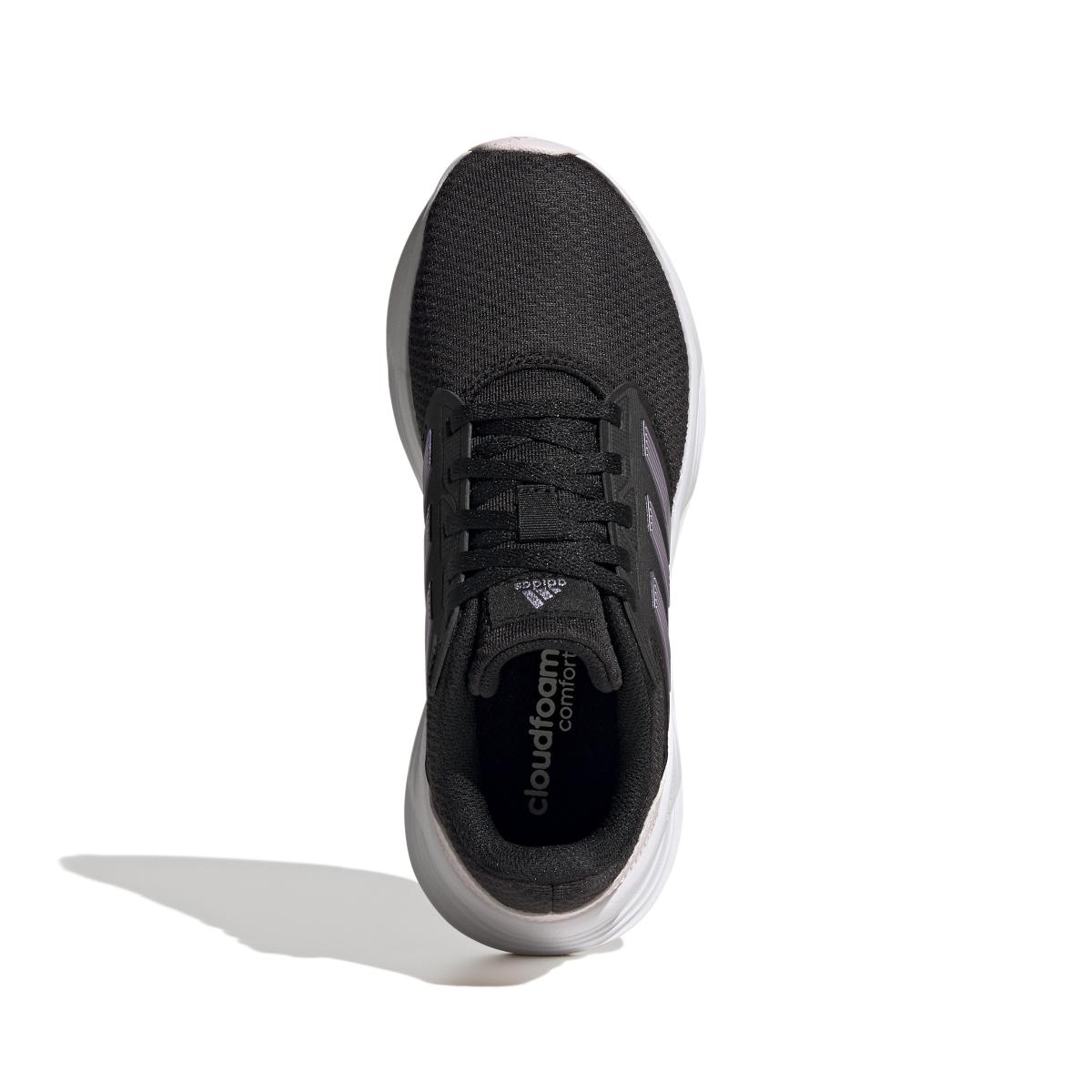 product/a/d/adidas_gw4132_3_footwear_photography_top_portrait_view_white_000.jpg