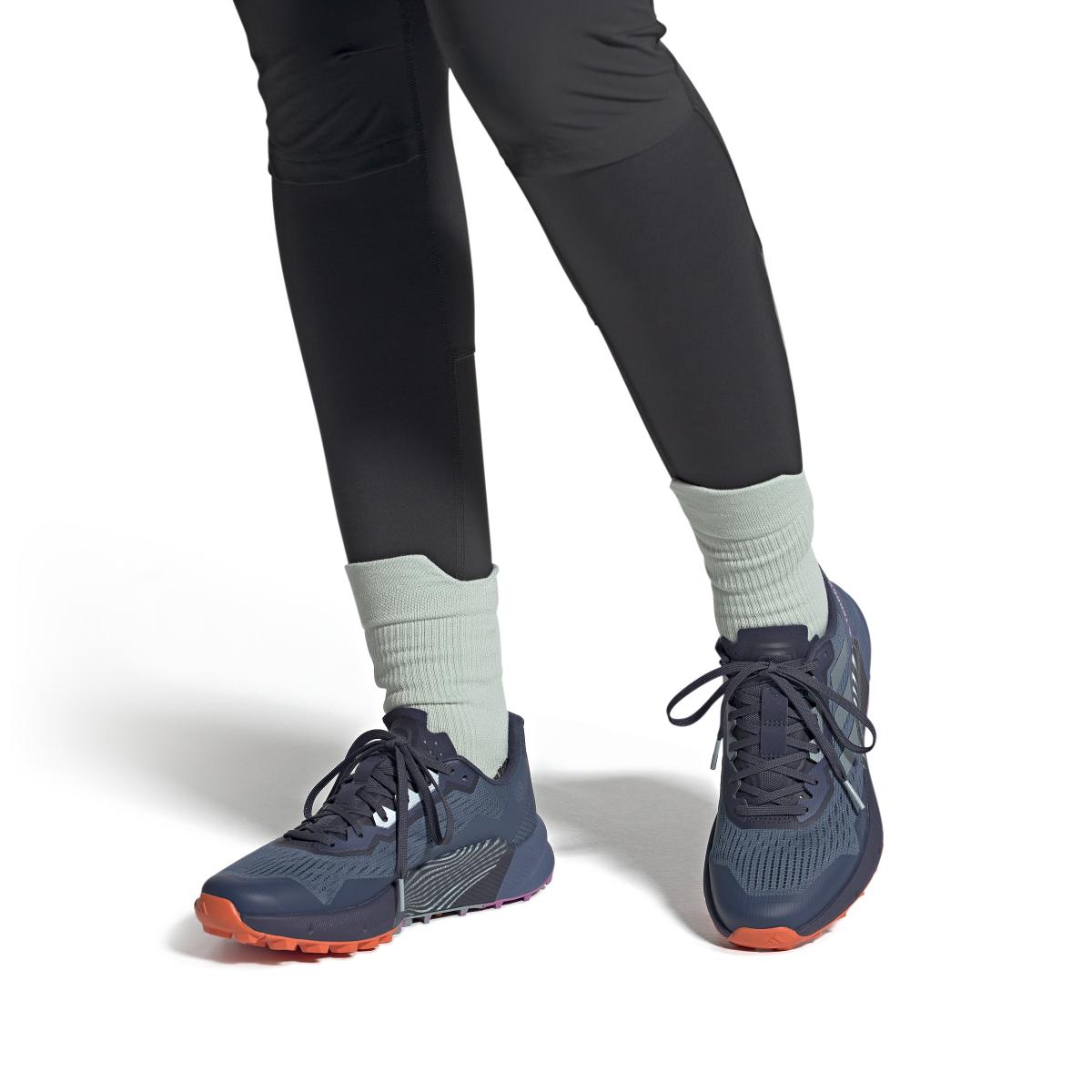 product/a/d/adidas_gz1901_11_footwear_on_model_front_view_white_000.jpg