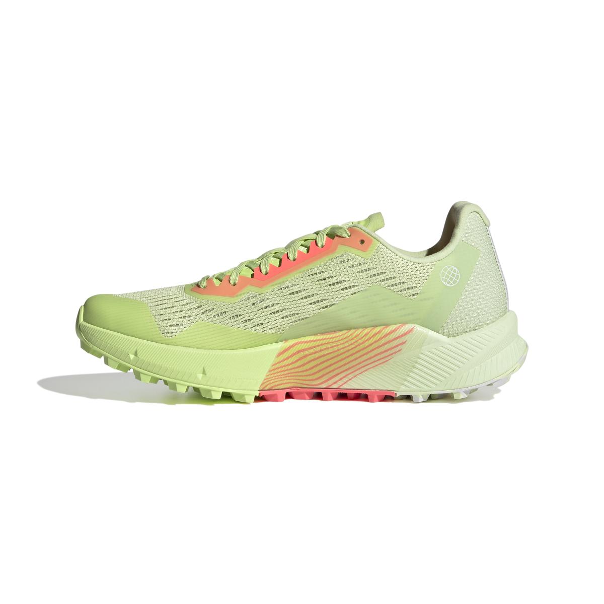 product/a/d/adidas_h03191_5_footwear_photography_side_medial_center_view_white_000.jpg