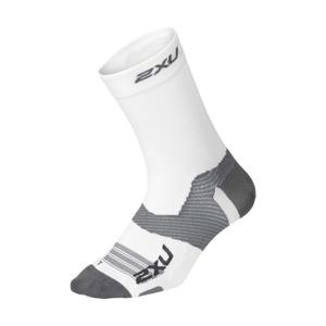 ua7005e-wht-gry-chaussettes-2xu-vectr-light-cushion-white-grey